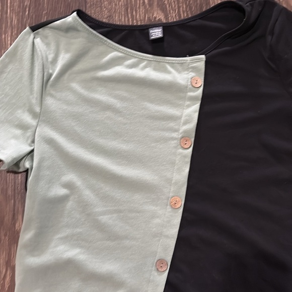 Woman’s Black and Mint Green Button-Front Top size XL - Picture 3 of 5